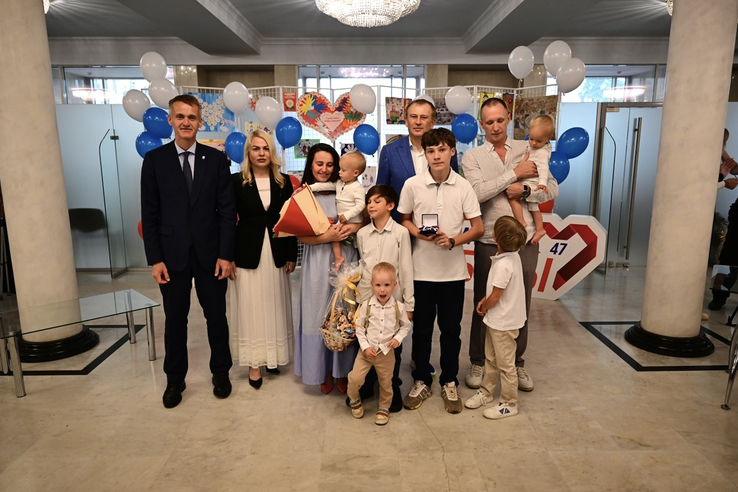 Многодетным семьям Ленинградской области вручены 19 автомобилей