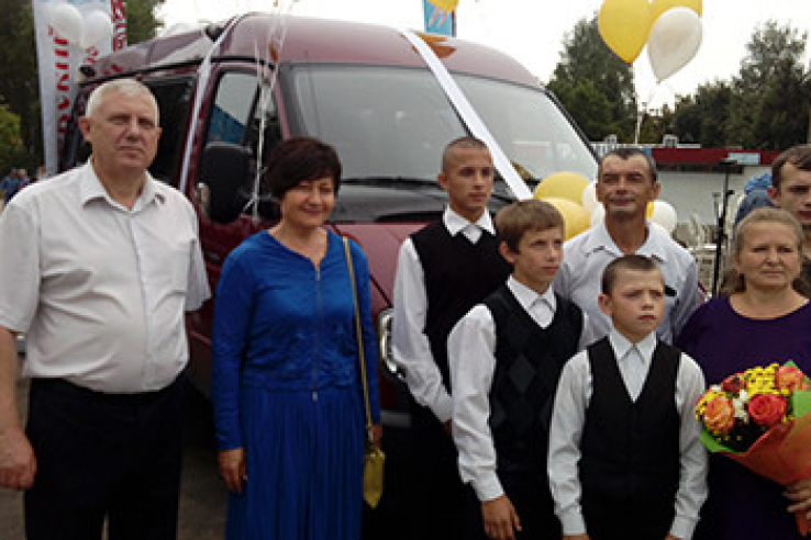 Три сланцевские семьи, имеющие семь и более детей, в День Ленинградской области стали обладателями микроавтобусов
