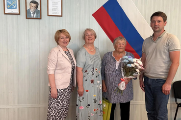 Жительнице Ломоносовского района вручили знак «Жителю блокадного Ленинграда»