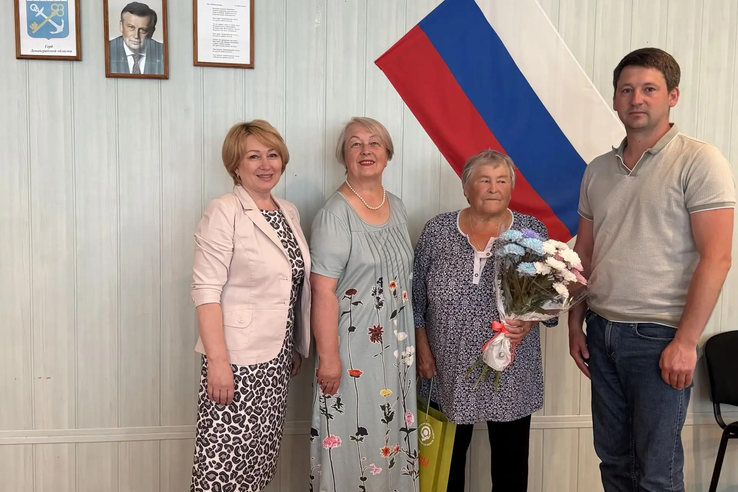 Жительнице Ломоносовского района вручили знак «Жителю блокадного Ленинграда»