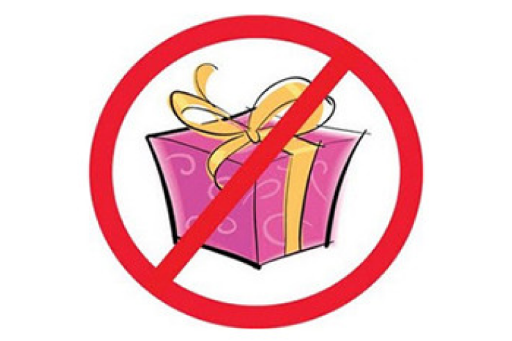 Государственным служащим запрещено дарить и получать подарки